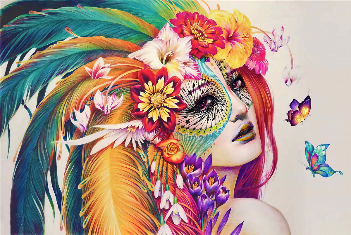 Papier peint fille avec des plumes brillantes et des fleurs dans les cheveux