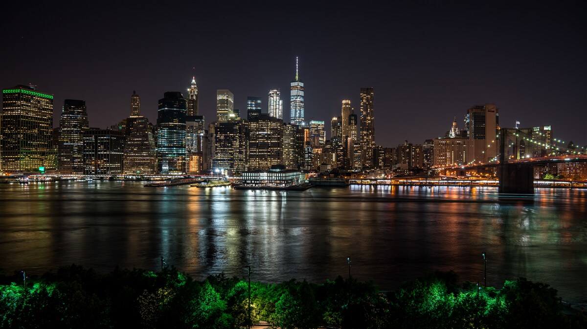 Papier peint panorama de la ville nocturne depuis la rive opposée