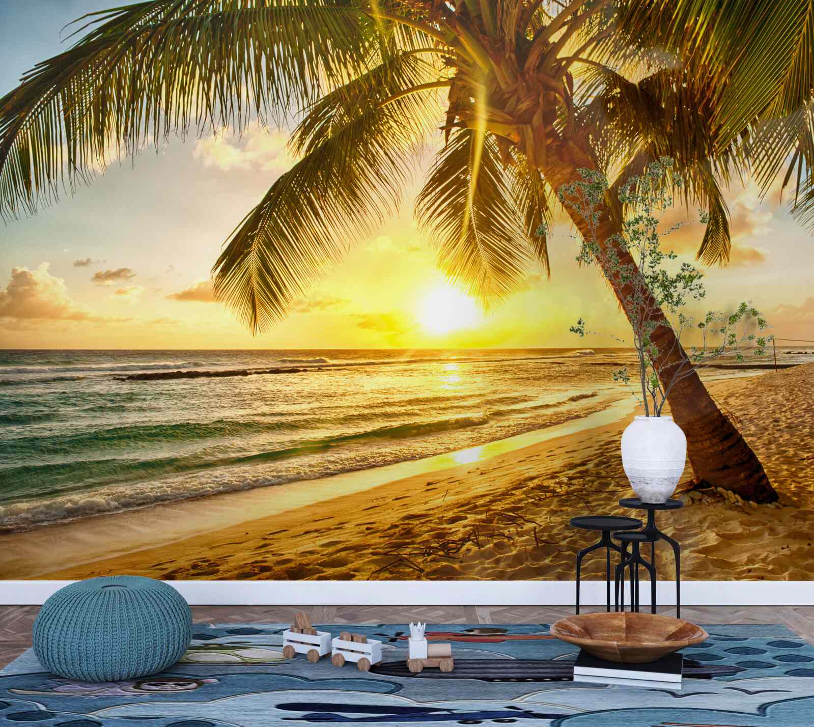 Papier peint le soleil se couche sous l'horizon de l'océan, illuminant les palmiers