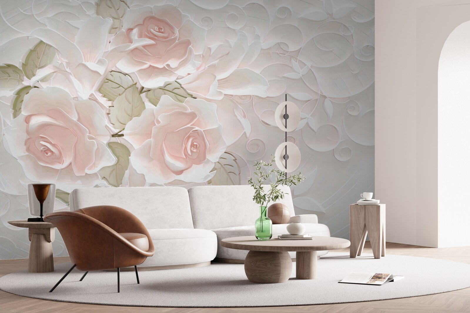 Papier peint roses pâles sur un mur pâle