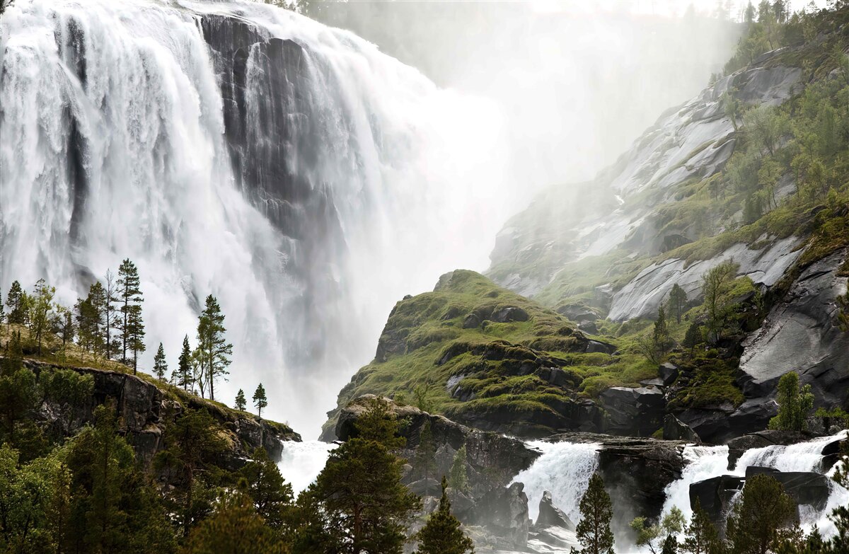 Papier peint majestueuse chute d'eau en cascade