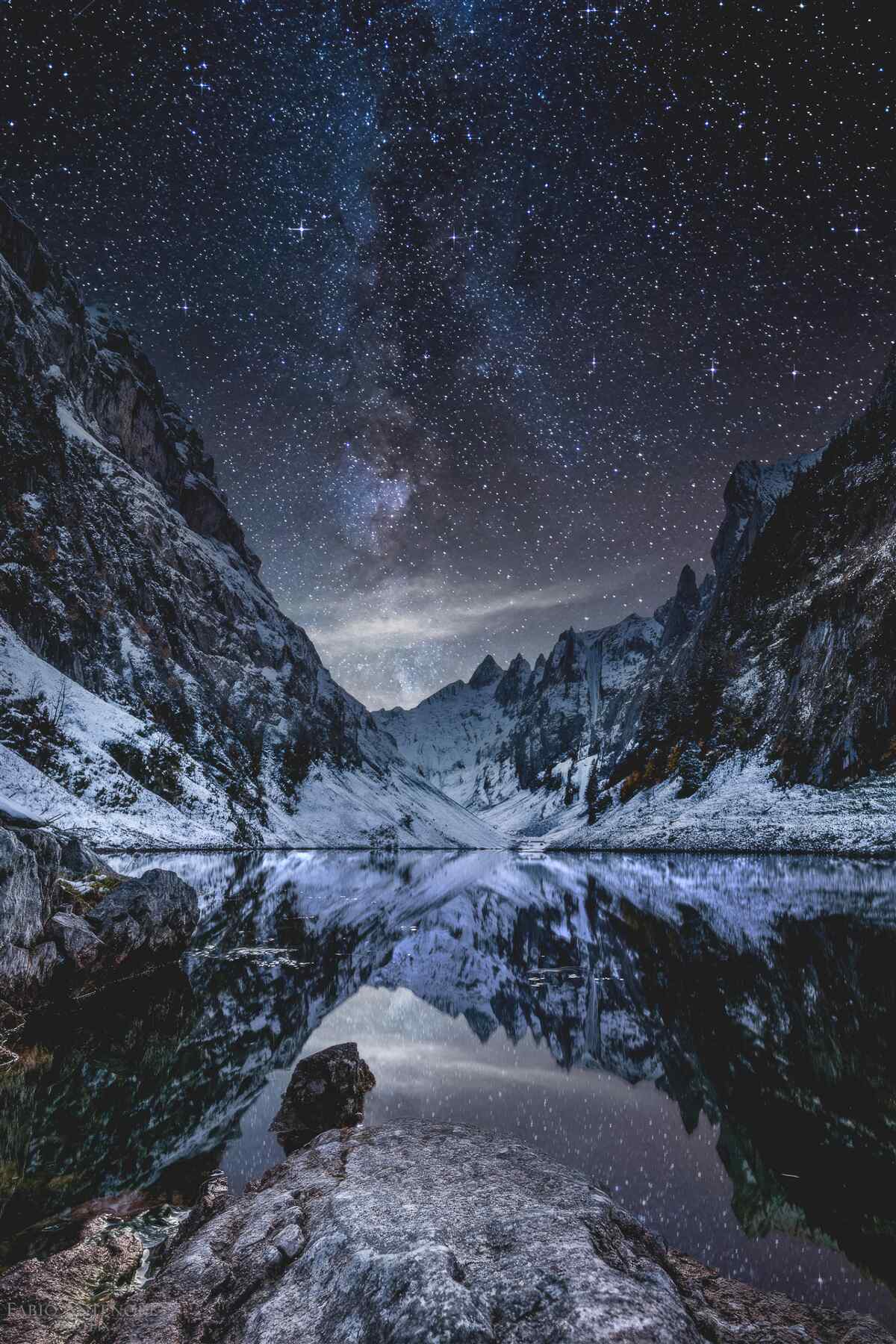 Papier peint ciel étoilé au-dessus des montagnes et de la rivière