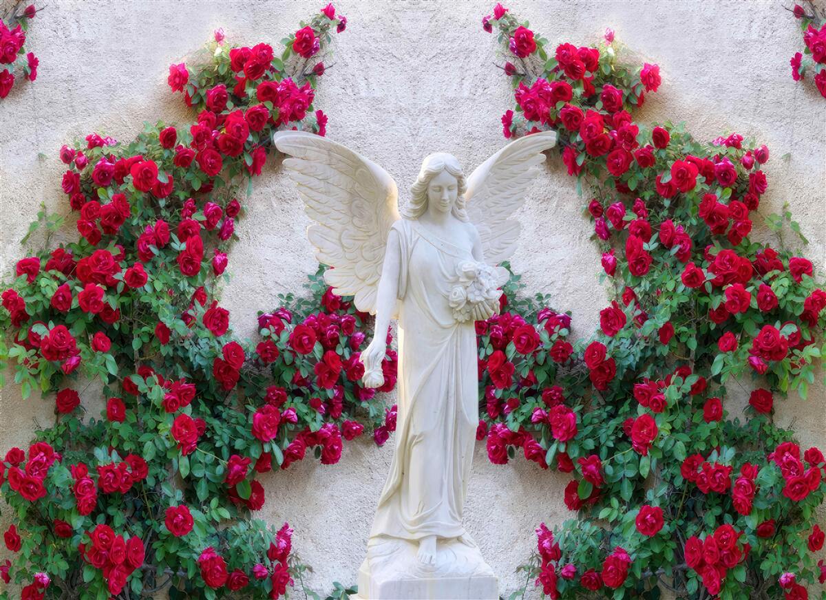 Papier peint statue d'un ange entouré de fleurs écarlates