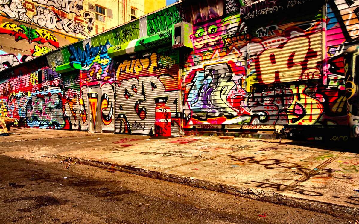 Papier peint les bâtiments situés le long de la rue sont décorés de graffitis
