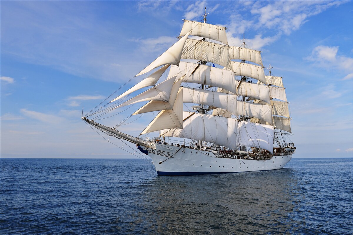 Papier peint bateau blanc sur l'eau
