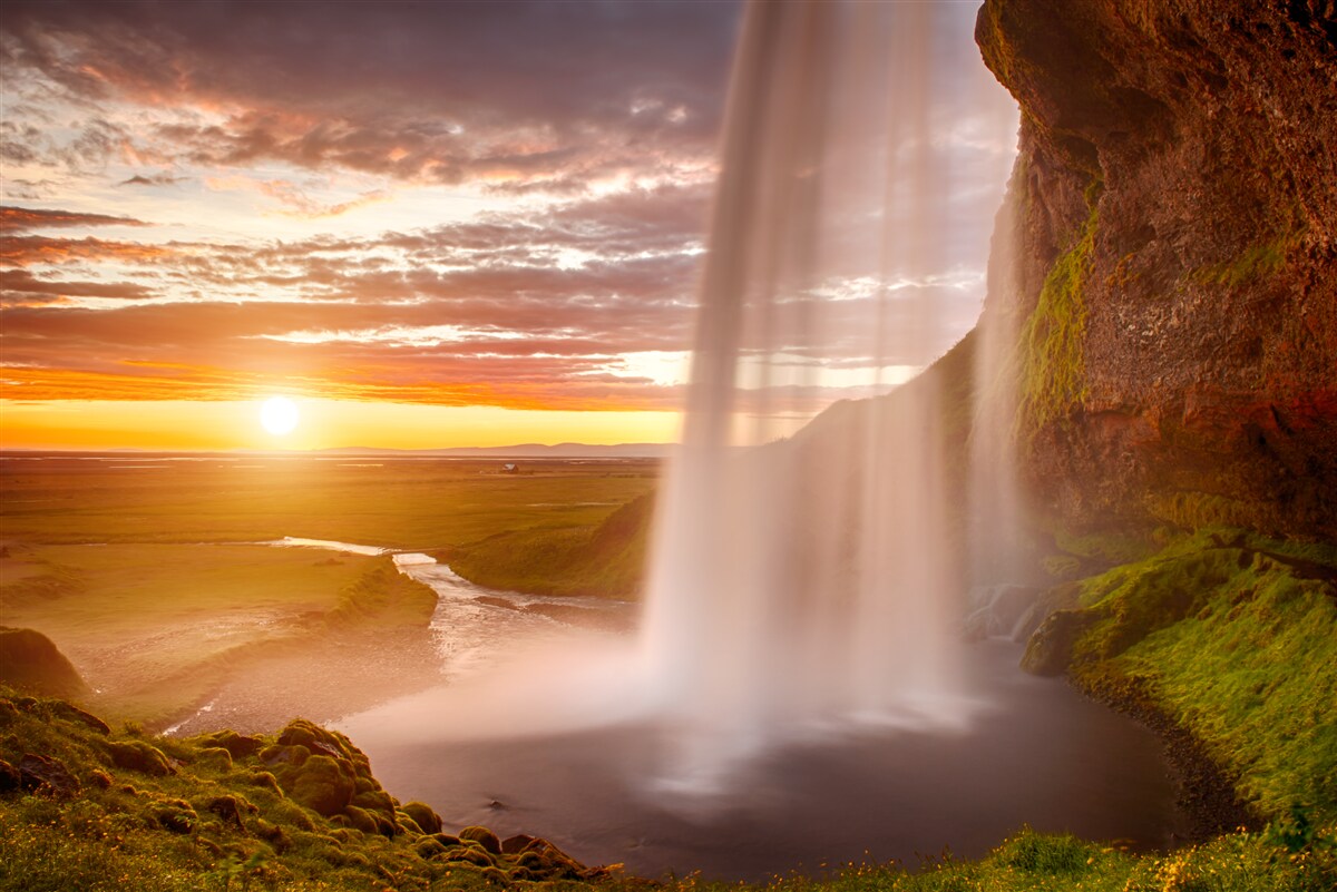 Papier peint des filets d'eau tombant d'une cascade