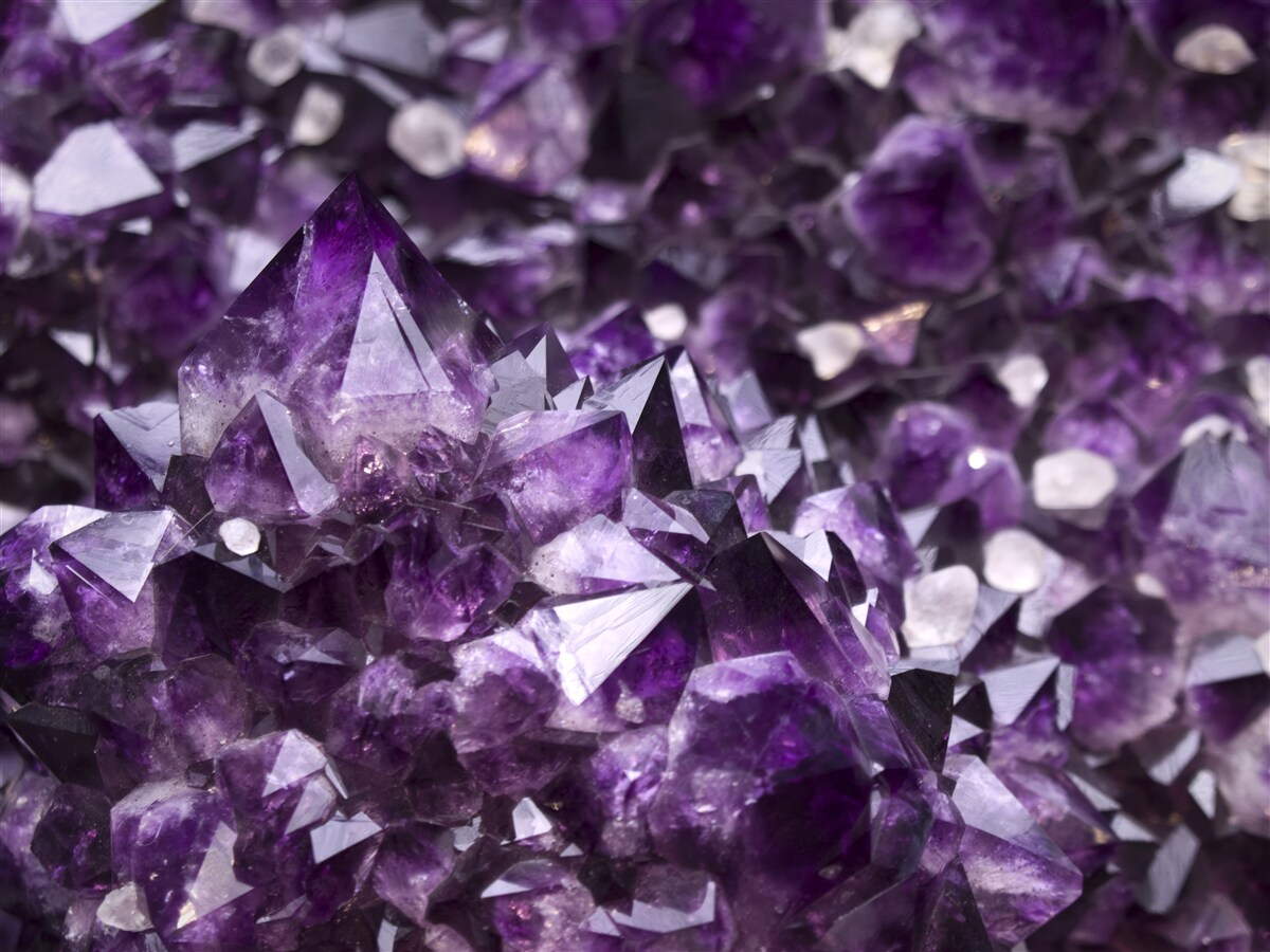 Papier peint cristaux violets