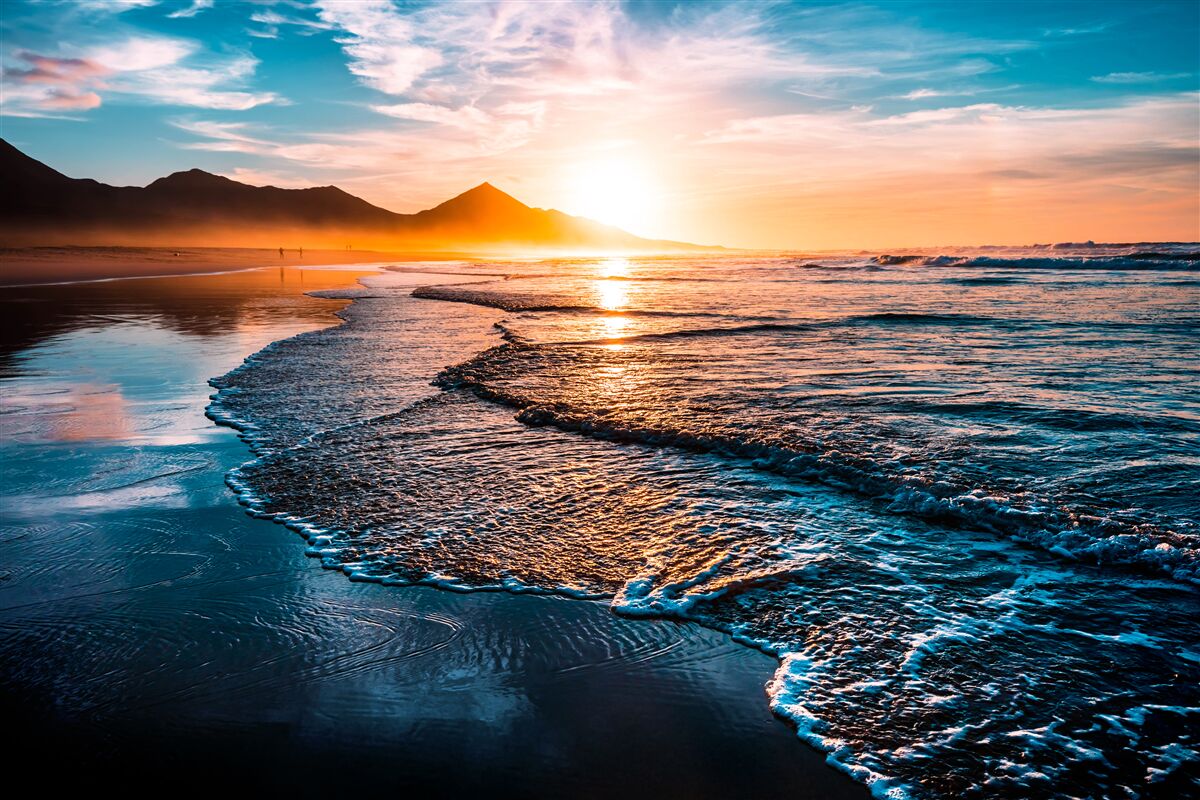 Papier peint l'eau reflète les rayons du soleil