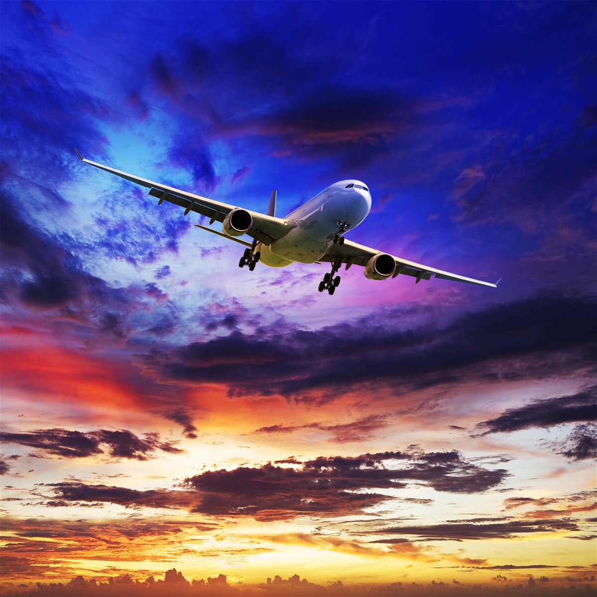Papier peint avion de passagers dans le ciel du soir