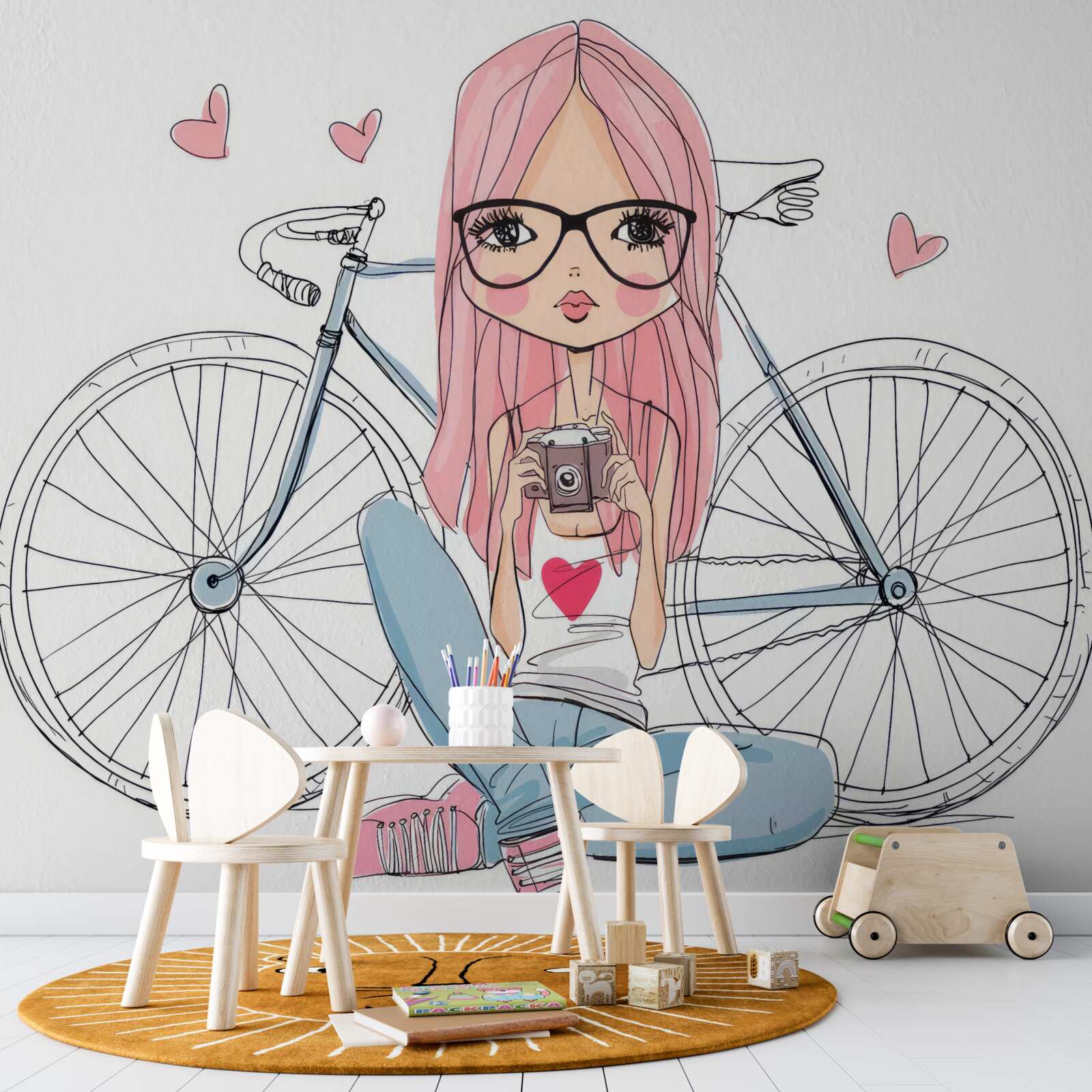 Papier peint une jeune fille avec un appareil photo dans les mains était appuyée contre un vélo