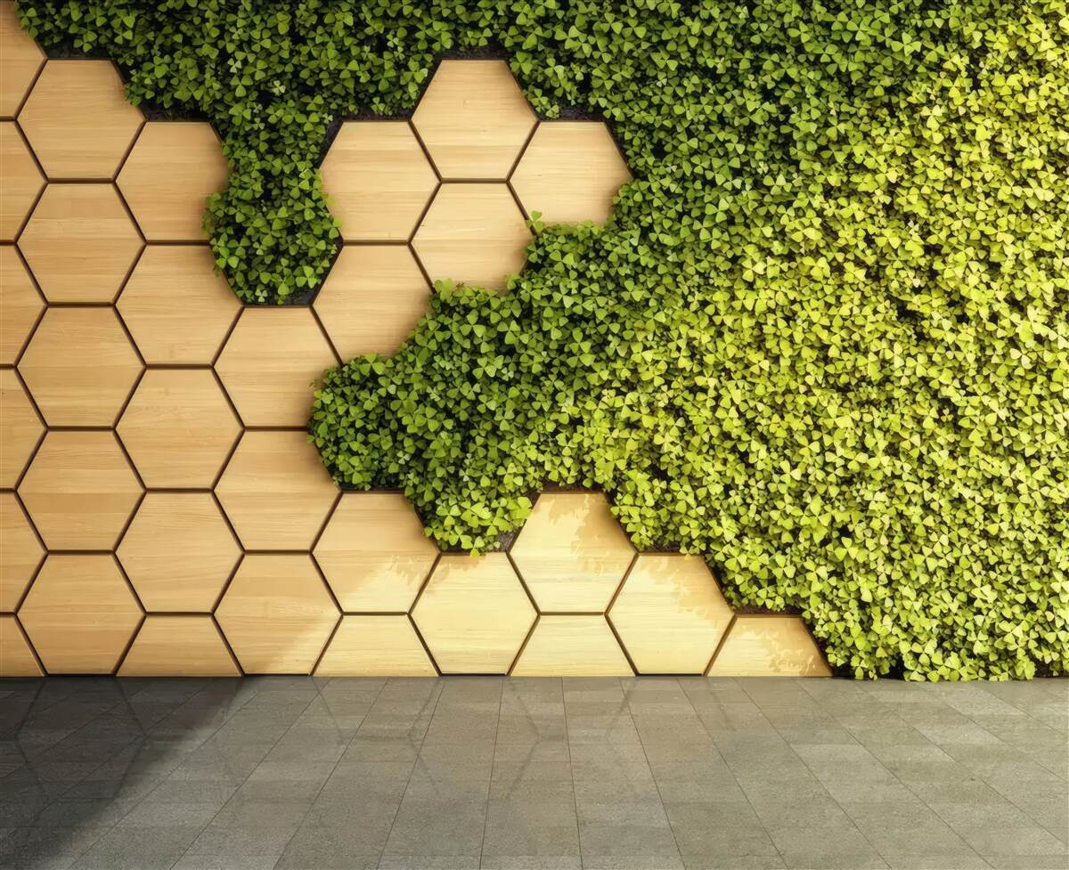 Papier peint lierre vert enroulé autour d'un mur brun