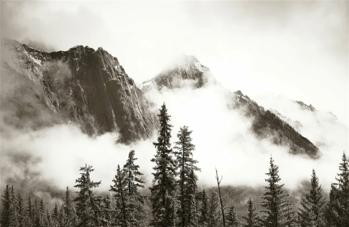 Papier peint montagnes en noir et blanc, enveloppées de brume