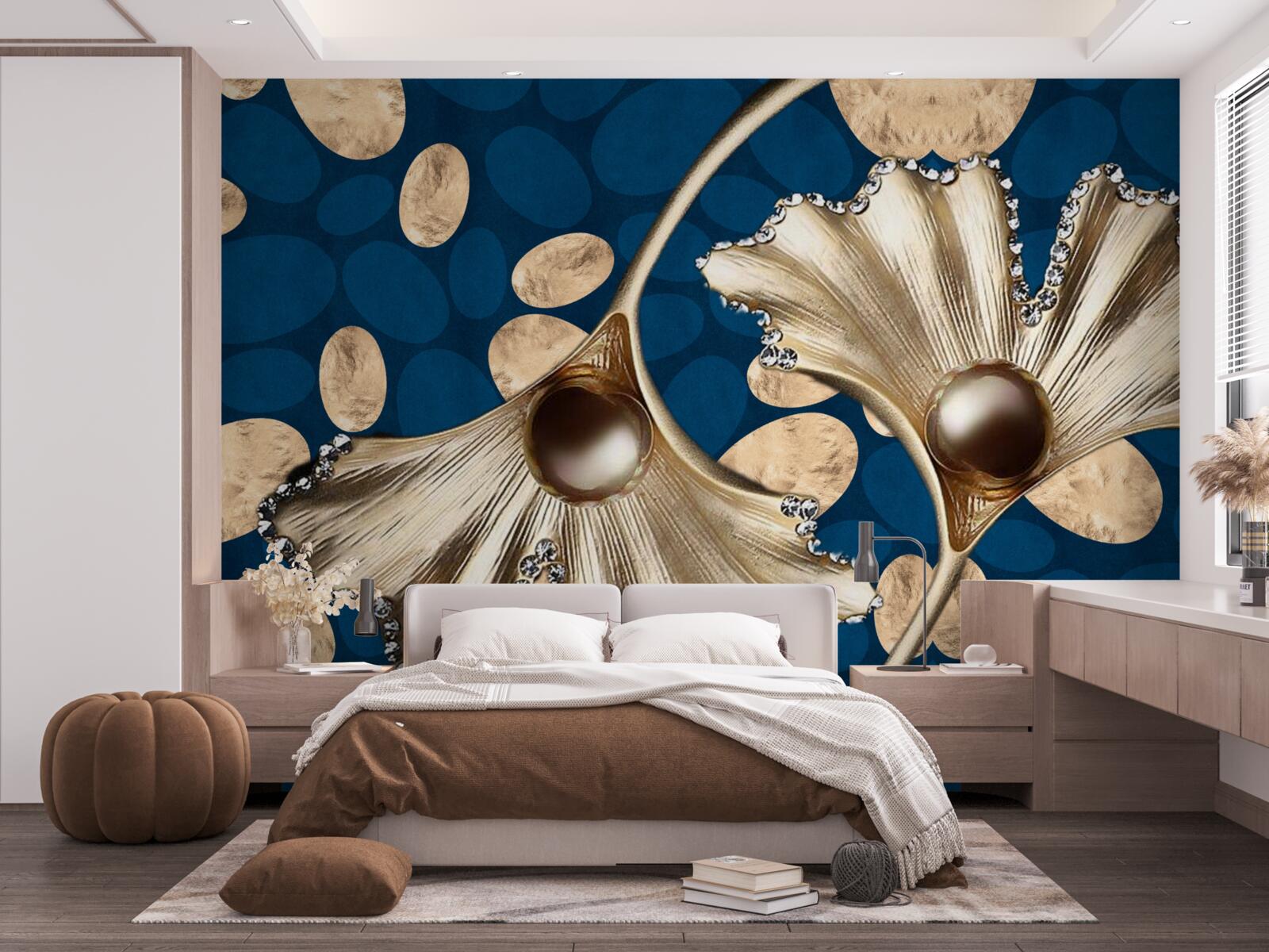 Papier peint le fond bleu est décoré de fleurs dorées